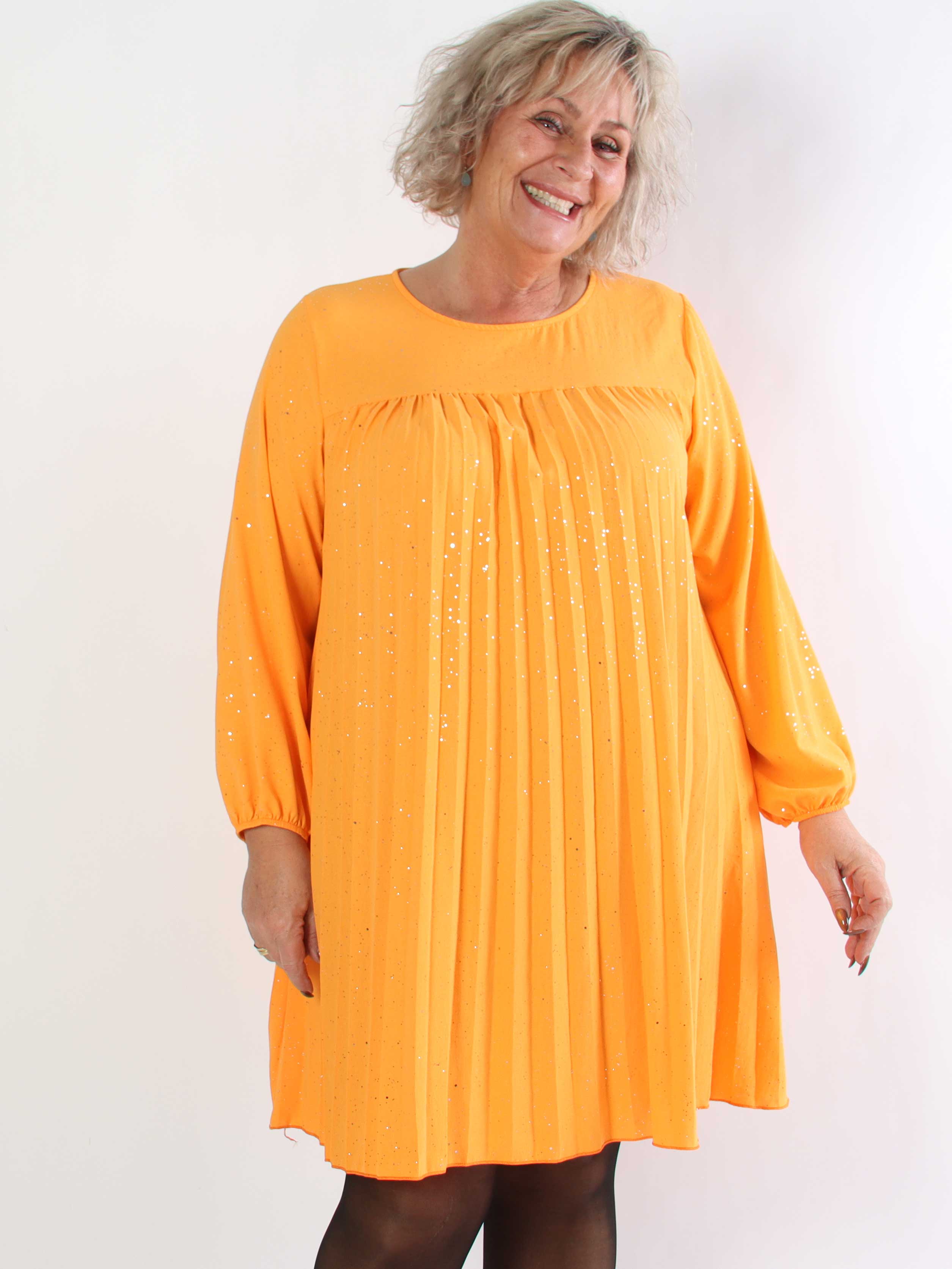 Nancy Glitter Short L/S - Plisserad plus size klänning med fickor och glitter